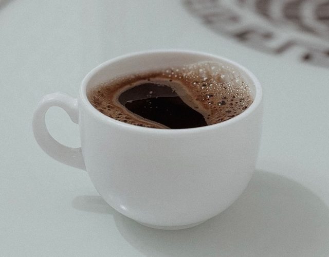 Café americano preparado por un barista profesional