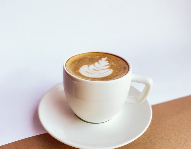 Cappuccino preparado por un barista profesional