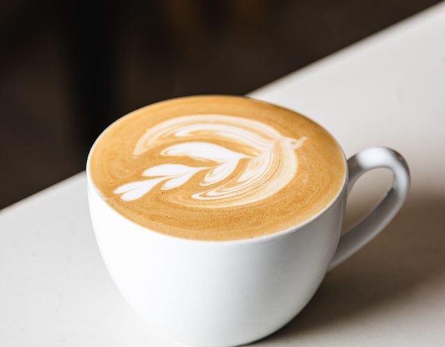 Latte preparado por un barista profesional