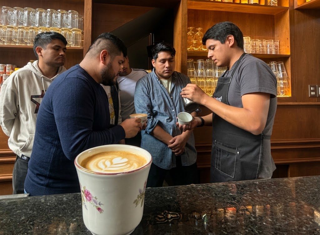 Barra de cafetería con equipos profesionales