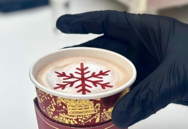 Bebida caliente con arte latte personalizada para el evento
